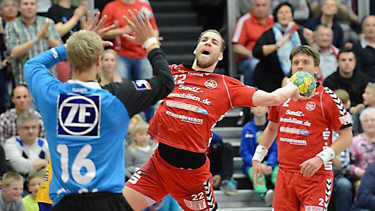 Hinein ins Vergnügen: HSCler Jan Wicklein (am Ball) und Michal Panfil (rechts). Foto: Anand Anders