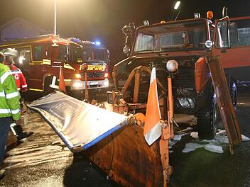 Zu einem brennenden Schneepflug wurde am Sonntagabend die Feuerwehr gerufen. Foto: Stefan Johannes