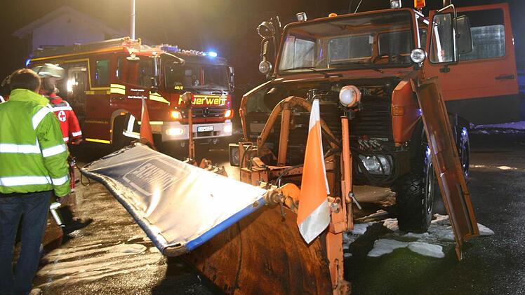 Zu einem brennenden Schneepflug wurde am Sonntagabend die Feuerwehr gerufen. Foto: Stefan Johannes