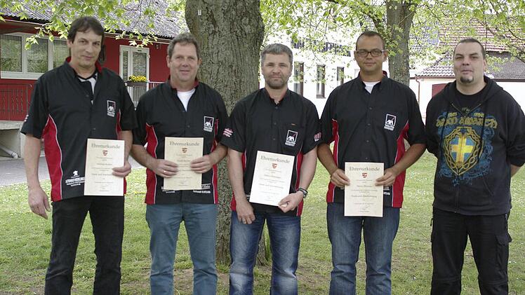 Die erfolgreichen Dart-Spieler, die aufstiegen, dürfen sich ebenfalls mit der Ehrenurkunde schmücken.   Fotos: Winfried Ehling (3)
