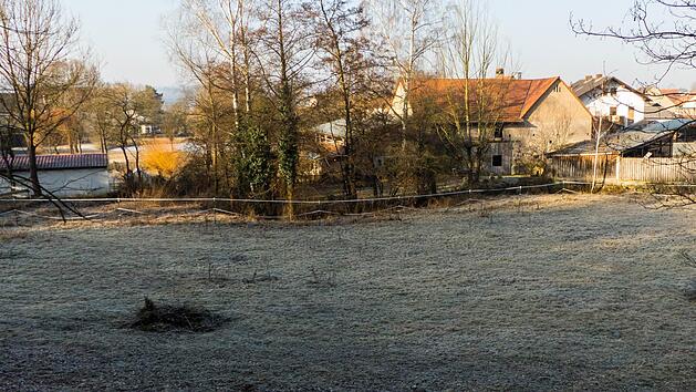 Die Neuplanung für die Renaturierung des Mühlbachs ist nun beschlossene Sache. Im Unterlauf des Bachs wird der derzeitige 90-Grad-Knick auf Höhe der Anwesen Egglseder, Kneuer und Nitsch durch eine sanfte Schleife ersetzt. Der Gemeinderat billigte das Konzept.  Foto: Christian Ziegler
