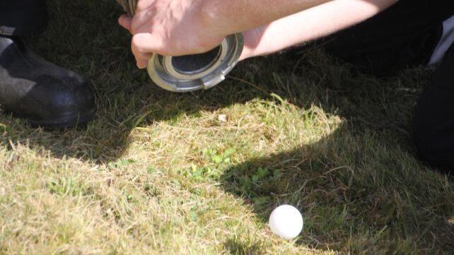 Geschafft. Der Tennisball wurde durch einen zehn Meter langen C-Schlauch in einer Trockenübung bugsiert. Foto: Helmut Will