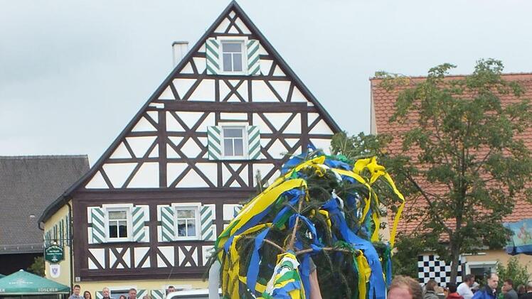 Der Nachwuchs hat seinen eigenen Baum. Foto: Manfred Welker