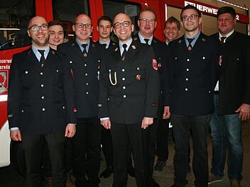 Die Führung der Freiwilligen Feuerwehr Geroda: Christian Schneider (von links), Mario Leifels, Heiko Meier, Jonas Halbig, Achim Kohlhepp, Jürgen Kohl, Bernd Halbig, Christoph Kuhn und Bürgermeister Alexander Schneider. Foto: Gabriele Sell