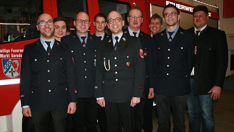 Die Führung der Freiwilligen Feuerwehr Geroda: Christian Schneider (von links), Mario Leifels, Heiko Meier, Jonas Halbig, Achim Kohlhepp, Jürgen Kohl, Bernd Halbig, Christoph Kuhn und Bürgermeister Alexander Schneider. Foto: Gabriele Sell