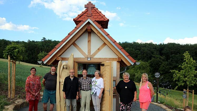 Kürzlich hatten Gisela Baumann und Nicole Seifert, zwei der Initiatorinnen der "Wüstenkapelle" am Ortsrand von Wüstenwelsberg, die Künstler eingeladen, die zur Gestaltung des kleinen Gotteshauses beigetragen haben. Von links im Bild sind Mechthild Schmidt (Glasfächer), Wolfgang Schott (Erzengel), Horst Schmidt, Irmgard Eichler (Ikonen), Wilfried Radtke (Glasbilder), Gisela Baumann und Nicole Seifert zu sehen.Bettina Knauth