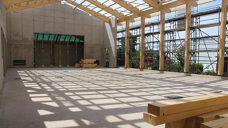 In der neuen Mehrzweckhalle in Vestenbergsgreuth wird es eine fest installierte Bühne geben (im Hintergrund). Foto; Christian Bauriedel