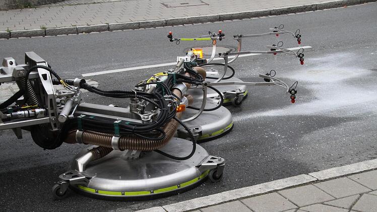 Der futuristisch aussehende Arbeitsarm des Ölspurbeseitigungslastwagens löst mit Wasser unter Hochdruck die Verunreinigung und saugt in diesem Falle den Diesel auch gleich auf. Fotos: Michael Busch