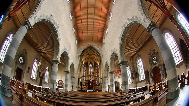 Die Pfarrkirche Maria Magdalena hatte früher einen breiten Mittelgang, wie auch alten Bildern zu sehen ist, die Toni Hiller im Seniorenzentrum St.  Elisabeth zeigt. Bei der Ausstellungseröffnung plädierten mehrere Gäste dafür, bei der Renovierung der Kirche wieder einen Mittelgang zu schaffen. Foto: Dieter Britz