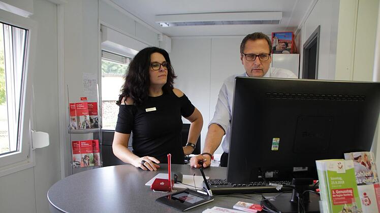 Sie empfangen die Bankkunden noch einige Monate in einem Container: Sparkassenangestellte Sabine Tinter und Filialleiter Christian Böhm.  Foto: Christian Bauriedel