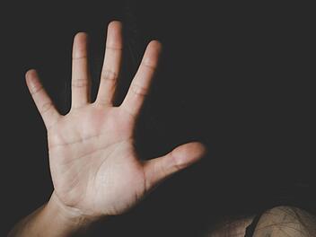 Das Landgericht Bamberg verhandelt einen schlimmen Fall von sexueller Gewalt gegen ein Kind.  Symbolfoto