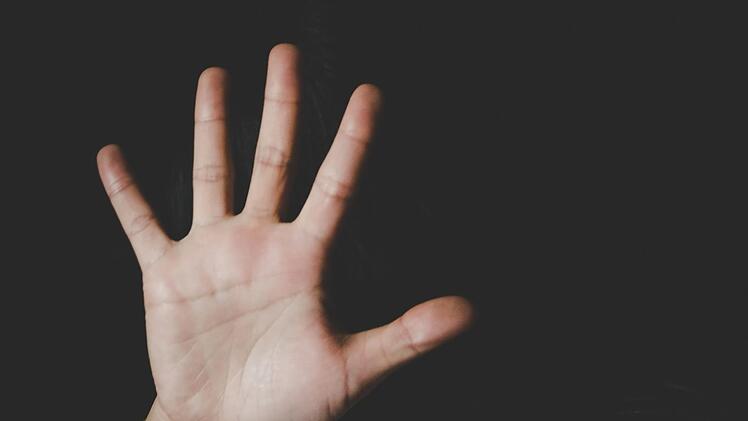 Das Landgericht Bamberg verhandelt einen schlimmen Fall von sexueller Gewalt gegen ein Kind.  Symbolfoto
