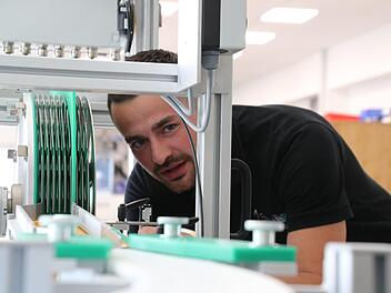 Ein Mitarbeiter der Bamberger Automobilzulieferfirma Albert & Hummel   Foto: Sebastian Schanz