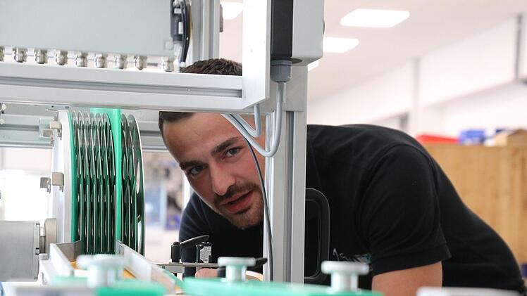 Ein Mitarbeiter der Bamberger Automobilzulieferfirma Albert & Hummel   Foto: Sebastian Schanz
