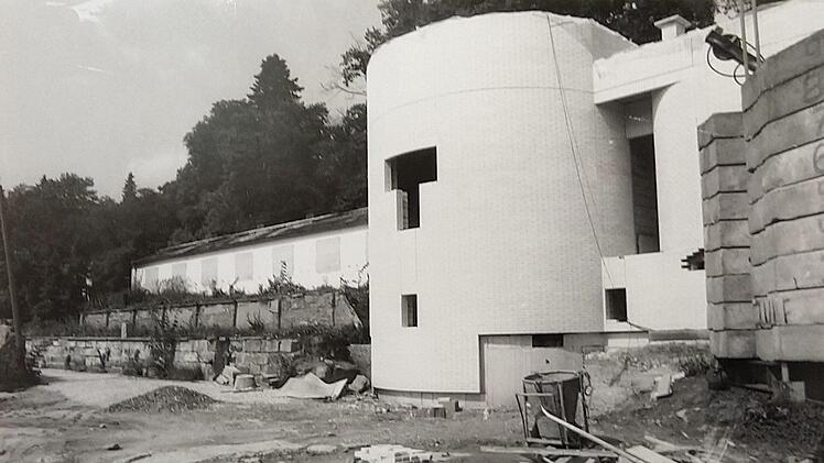 Blick auf die Baustelle Kunstverein mit der ehemaligen Voliere im Hintergrund im August 1985Foto: Tageblatt-Archiv/Hans Wippenbeck