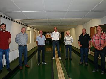 Für langjährige Vereinstreue dankte Vorsitzender Sebastian Schölzke (von links) Harald Kässner, Gerhard Schölzke, Volker Streit, Dieter Straub, Jürgen Schreiner und Norbert Straub. Foto:  Gabi Sell