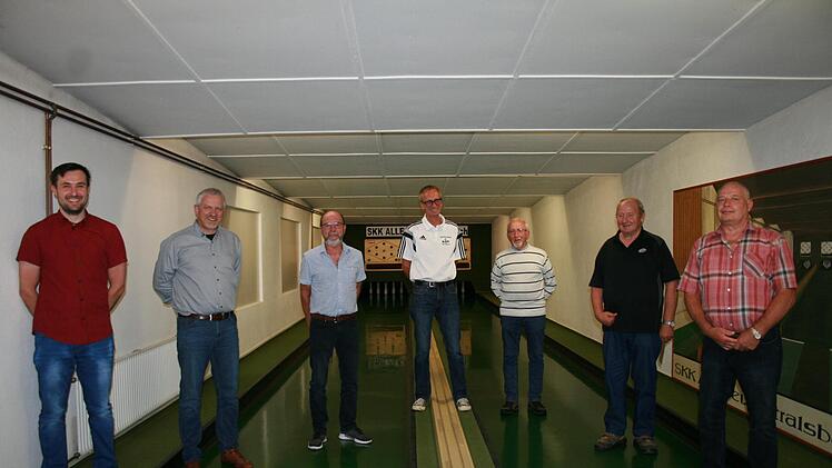 Für langjährige Vereinstreue dankte Vorsitzender Sebastian Schölzke (von links) Harald Kässner, Gerhard Schölzke, Volker Streit, Dieter Straub, Jürgen Schreiner und Norbert Straub. Foto:  Gabi Sell