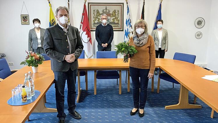 Ilona Sommerfeld (vorne rechts) wurde von Landrat Klaus Löffler (vorne links) in den Ruhestand verabschiedet. Mit im Bild (hinten von links) Personalreferentin Maria Müller, Abteilungsleiter Michael Schaller und Gisela Hable vom Personalrat. Fotos: Landratsamt