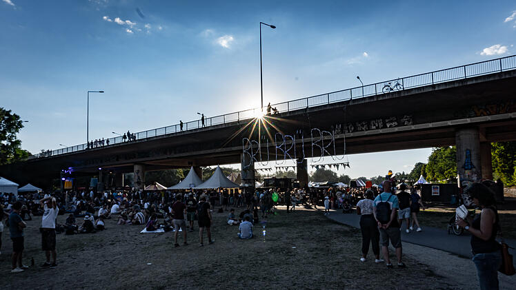 Feierstimmung unter einer Brücke