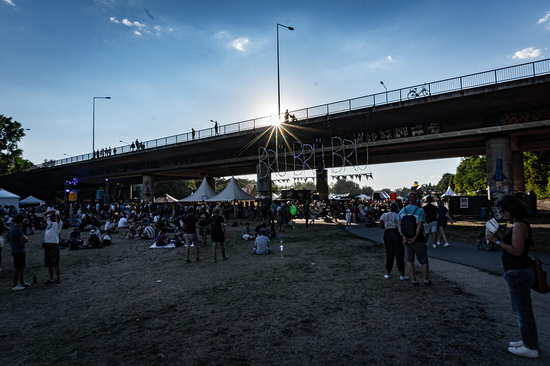 Feierstimmung unter einer Brücke