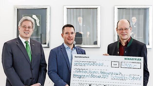 Georg F. W. Schaeffler, Familiengesellschafter und Aufsichtsratsvorsitzender der Schaeffler AG, mit Holger Bock, Leiter der Schaeffler-Bigband, und Dekan Dr. Michael Pflaum (von links)