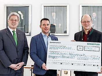 Georg F. W. Schaeffler, Familiengesellschafter und Aufsichtsratsvorsitzender der Schaeffler AG, mit Holger Bock, Leiter der Schaeffler-Bigband, und Dekan Dr. Michael Pflaum (von links)