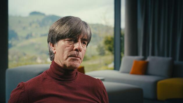 Joachim L&ouml;w &auml;u&szlig;ert sich in der ZDF-Doku "Mesut &Ouml;zil - zu Gast bei Freunden" zum Ex-Nationalspieler Mesut &Ouml;zil.