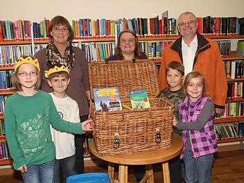 Die Lesekönige Anna-Lena Reinhardt  und Lucas Schlegel übergeben mit ihrer  Klassenlehrerin Gisela Zenkel den Bücherkorb an Klassenlehrer  Michael Barnickel und die Klassensprecher Daniel Lemke und Anna Wunderlich. Mit im Bild ist Büchereileiterin Christine Wittenbauer (Mitte). Fotos: Gerda Völk