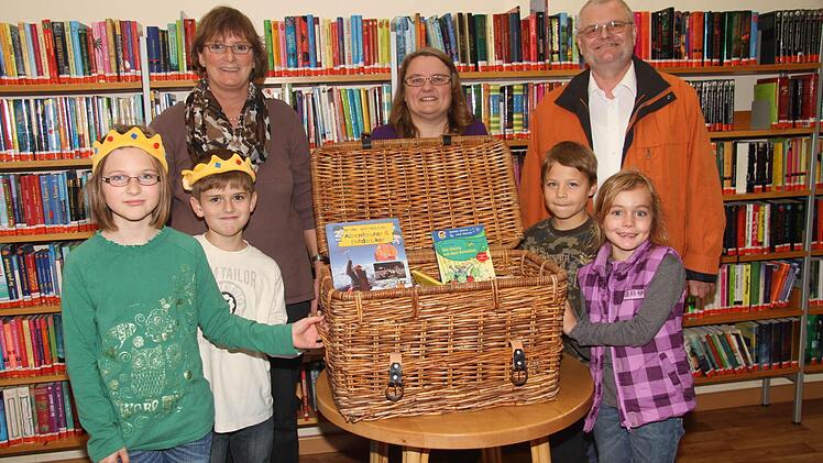 Die Lesekönige Anna-Lena Reinhardt  und Lucas Schlegel übergeben mit ihrer  Klassenlehrerin Gisela Zenkel den Bücherkorb an Klassenlehrer  Michael Barnickel und die Klassensprecher Daniel Lemke und Anna Wunderlich. Mit im Bild ist Büchereileiterin Christine Wittenbauer (Mitte). Fotos: Gerda Völk