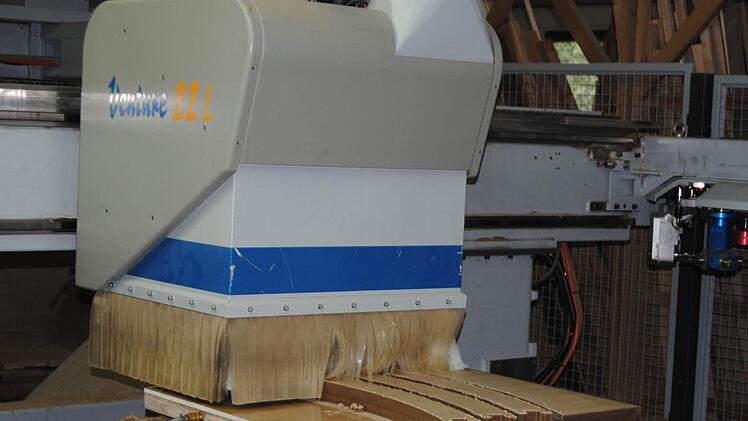 Das CNC-Bearbeitungszentrum fertigt nach entsprechender Programmierung auch runde und gebogene Werkstücke. Foto: Vogler