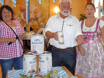 Sozialdienstleiterin Justina Knysak, Altbürgermeister Eugen Albert sowie die Leiterin des Betreuten Wohnens, Karina Dietz, beim Oktoberfest  Foto: Anneliese Albert