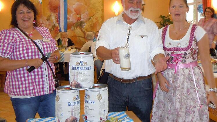 Sozialdienstleiterin Justina Knysak, Altbürgermeister Eugen Albert sowie die Leiterin des Betreuten Wohnens, Karina Dietz, beim Oktoberfest  Foto: Anneliese Albert
