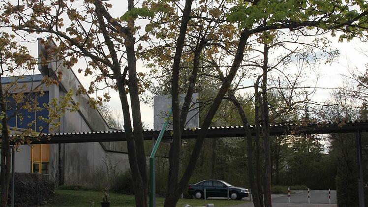 Die Ahornbäume auf dem Schulhof der Mittelschule in Röhrig befinden sich in einem schlechten Zustand. Im Falle einer neuen Bepflanzung, wie von Gemeinderat Ludwig Winkler vorgeschlagen, müsste man auch die Pflasterkelche entfernen, die die Bäume umrahmen.