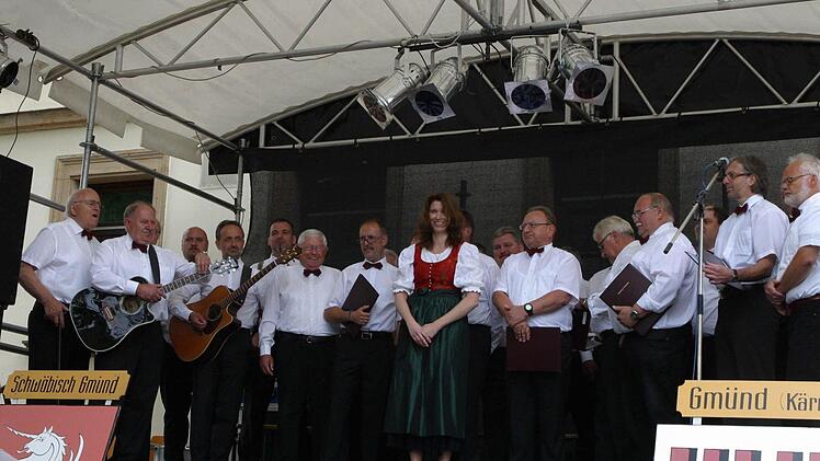 Eine große Bühne bietet sich dem Männergesangverein Frankonia Gemünda am Samstag: Als erster Chor überhaupt gastiert er beim Nürnberger Bardentreffen. Auf der Straßenbühne möchten die Gemünner Sänger unter der Leitung von Julia Günter (hier bei der 115-Jahr-Feier in Gemünda 2012) mit einer Bandbreite von Mozart bis zur Rockmusik zeigen, dass Chorgesang alles andere als langweilig ist. Foto: Bettina Knauth