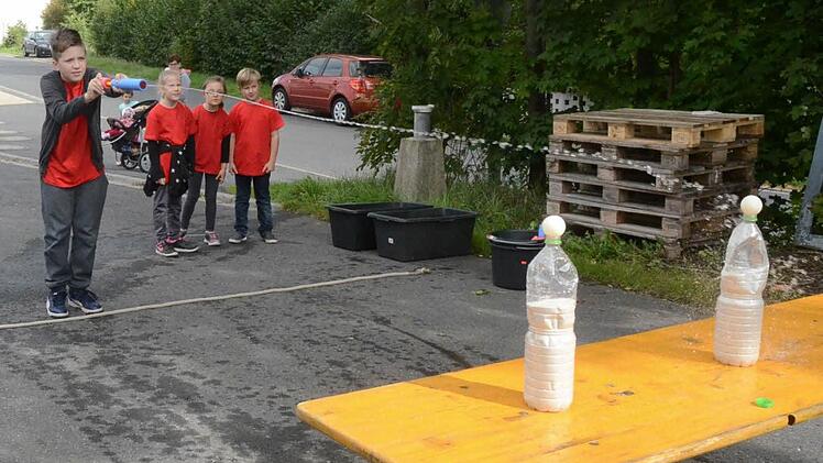 Mit dem Wasserstrahl aus einer Spritzpistole mussten Flaschen getroffen werden. Gar nicht so einfach.