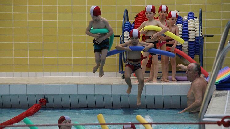 Schwimmkurs im Hallenbad Foto: Benedikt Borst