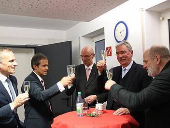 Saale-Zeitungsgeschäftsführer Alexander Subat (von links), MGO-Chefredakteur Frank Förtsch und Walter Schweinsberg, der Sprecher der Geschäftsführung der Mediengruppe Oberfranken, wünschten Redaktionsleiter Paul Ziegler (2. von rechts) und Thomas Ahnert (rechts) alles Gute für den nächsten Lebensabschnitt. Foto: Heike Beudert