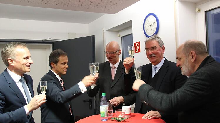 Saale-Zeitungsgeschäftsführer Alexander Subat (von links), MGO-Chefredakteur Frank Förtsch und Walter Schweinsberg, der Sprecher der Geschäftsführung der Mediengruppe Oberfranken, wünschten Redaktionsleiter Paul Ziegler (2. von rechts) und Thomas Ahnert (rechts) alles Gute für den nächsten Lebensabschnitt. Foto: Heike Beudert