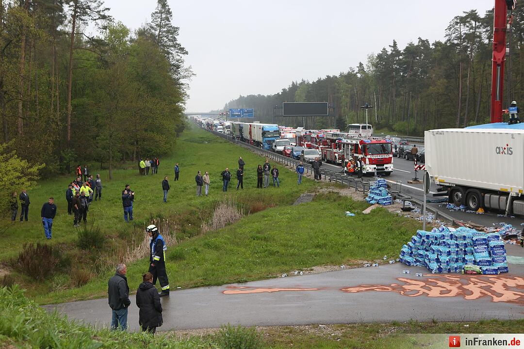 Schwerer Unfall auf A6 im Kreis Roth: Schaulustige behindern Einsatzkräfte