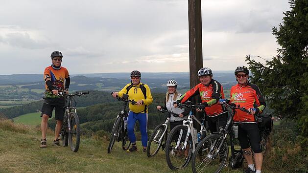 Wohl f&uuml;hlt sich Karl Kraus (rechts) immer bei Radtouren mit seinen Radlerfreunden.Petra Heurich