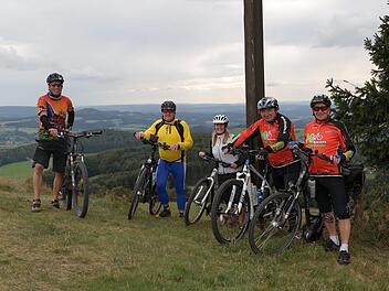Wohl fühlt sich Karl Kraus (rechts) immer bei Radtouren mit seinen Radlerfreunden.Petra Heurich