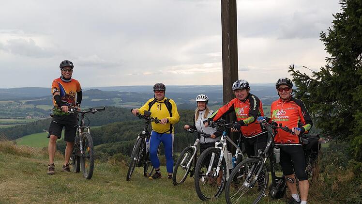 Wohl fühlt sich Karl Kraus (rechts) immer bei Radtouren mit seinen Radlerfreunden.Petra Heurich