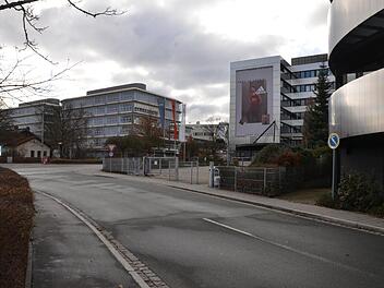 Schaeffler (links) hat inzwischen die ehemalige Adidas-Verwaltung (rechts) gekauft. Für die Planungen auf dem Areal nördlich des Betriebsgeländes will der Stadtrat jetzt konkrete Aussagen.  Fotos: Bernhard Panzer