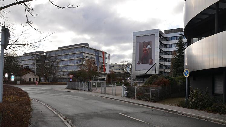 Schaeffler (links) hat inzwischen die ehemalige Adidas-Verwaltung (rechts) gekauft. Für die Planungen auf dem Areal nördlich des Betriebsgeländes will der Stadtrat jetzt konkrete Aussagen.  Fotos: Bernhard Panzer