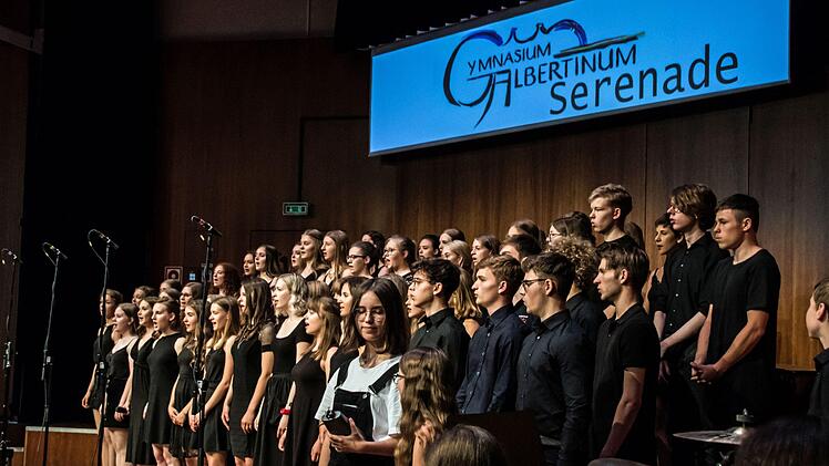 Sehr überzeugende Leistungen boten die Chöre und Instrumentalensembles des Gymnasiums Albertinum bei der sommerlichen Serenade vor zahlreichen Zuhörern im Coburger Kongresshaus Rosengarten.Foto: Jochen Berger