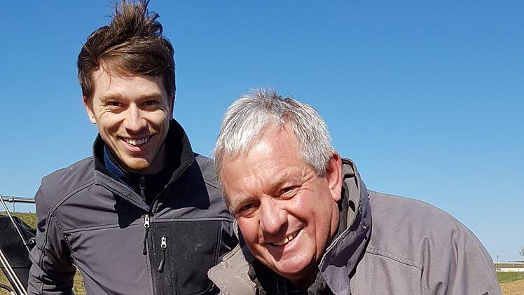 Vater Dieter Petsch und Sohn Andreas bei der Aussaat von Ackerbohnen für ihren Naturlandbetrieb.Elisabeth Assmann