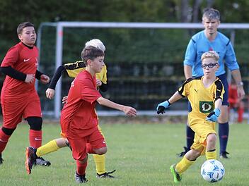 Louis Dorn (am Ball) vom SV Römershag entwischt seinem Bewacher Jannis Schmitt (DJK Schondra). Am Ende hatten die Römershager die Nase mit 4:3 vorn. Foto: Sebastian Schmitt