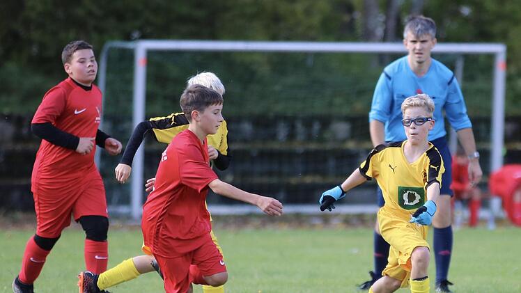 Louis Dorn (am Ball) vom SV Römershag entwischt seinem Bewacher Jannis Schmitt (DJK Schondra). Am Ende hatten die Römershager die Nase mit 4:3 vorn. Foto: Sebastian Schmitt