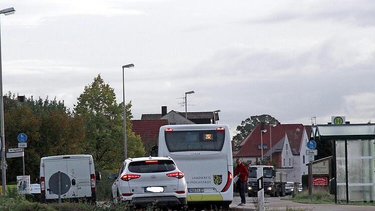 An einigen Haltestellen in Großenseebach gibt es Wartehäuschen, an anderen nicht. Das soll laut dem Beschluss im Gemeinderat nun verbessert werden.  Foto: Richard Sänger