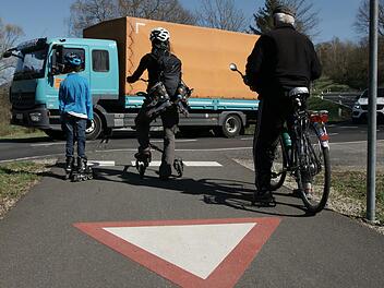 Minutenlang warten Nutzer des Bahnradwegs mitunter auf einen sicheren Übergang über die B286 bei Römershag.   Das Staatliche Bauamt Schweinfurt will die Gefahrenstelle dort bei der bald startenden Sanierung der Bundesstraße entschärfen. Foto: Steffen Standke
